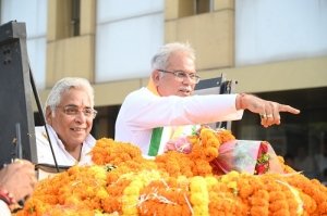सीएम ने विकास के नाम पर तो वोरा ने पिता के नाम पर की मतदान की अपील  *हर महिला को मिलेंगे 15000 सालाना, सिलिंडर मिलेगा 474 रु में : बघेल