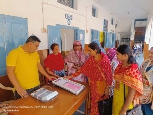 वार्डो में ईवीएम मशीन का प्रदर्शन का अंतिम दिन,मतदाताओं में भारी जोश,कहा ईवीएम मशीन से मतदान करना आसान: