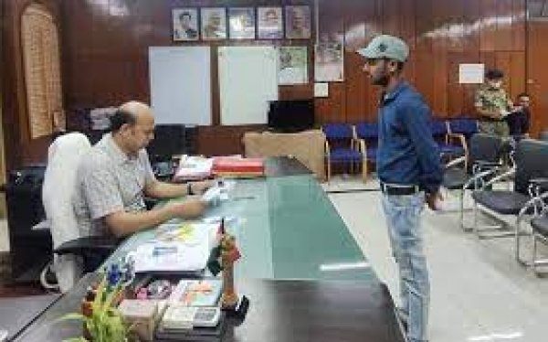 लगातार हो रहे रेत खनन पर नियंत्रण के लिए जनदर्शन पहुंचा आवेदक