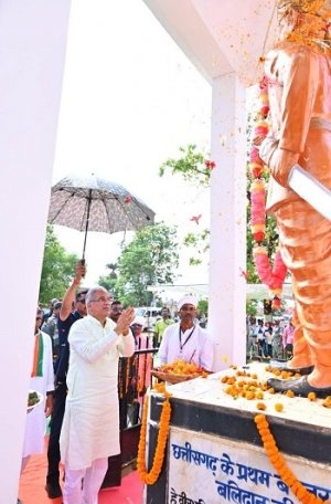 मुख्यमंत्री ने अमर शहीद गैंदसिंह की प्रतिमा पर पुष्पांजलि अर्पित कर उनके अमर बलिदान को किया नमन
