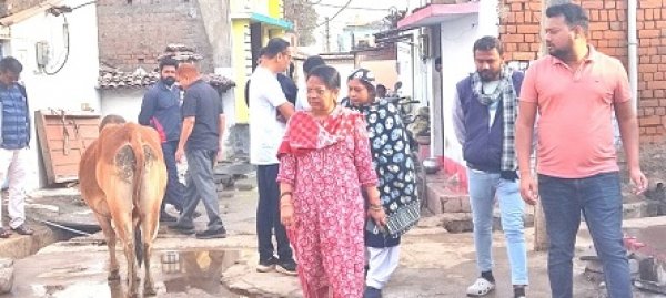 रिसाली महापौर ने वार्डवासियों से लिया फ ीडबैक नाली पर हुए अतिक्रमण को हटाने दिए निर्देश