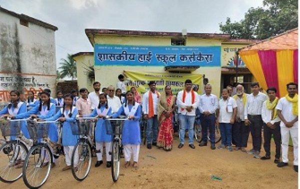 कसेकेरा हाई स्कूल की छात्राओं को मिली साइकिलें