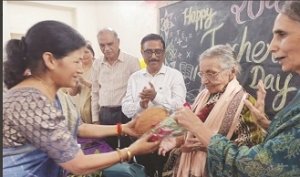 आदर्श कन्या उच्चतर माध्यमिक विद्यालय में सेवानिवृत्त प्राचार्य एवं व्याख्याता का किया गया सम्मान