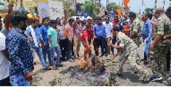 अनपढ़ मंत्री को स्कूल भेजो के नारों के साथ किया पुतला दहन