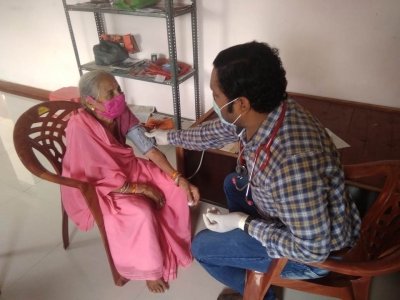 कोरोना संकट में संगवारी बने पेंशनरों के लाइफ लाइन: घर-घर जाकर बांटी पेंशन