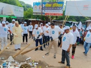 महापौर व आयुक्त ने थामी झाडू, सड़कों की सफाई कर दिया स्वच्छता संदेश 