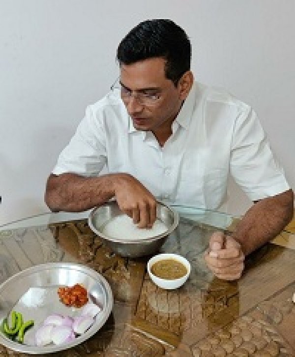 विधायक देवेंद्र यादव ने चखा बोरे बासी का स्वाद