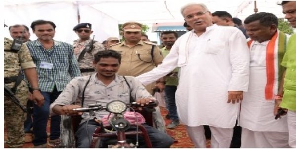 मुख्यमंत्री ने शुरू किया भेंट-मुलाकात अभियान का दूसरा चरण भेंट-मुलाकात के दूसरा चरण के लिए बस्तर संभाग के दौरे पर रवाना