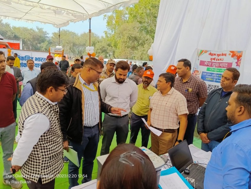 संकल्प यात्रा के शिविर का भारत सरकार के निर्देशक ने कलेक्टर एवं आयुक्त के साथ किया निरीक्षण