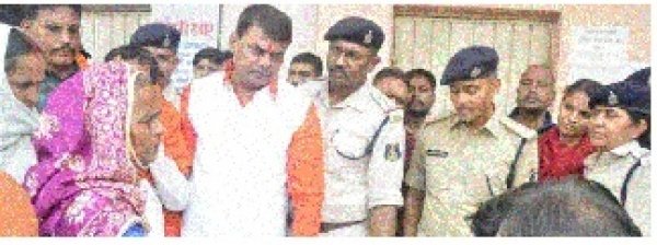 दया सिंह के नेतृत्व में लोगों ने पानी के लिए किया जोन कार्यालय में जमकर प्रदर्शन, पुलिस कर्मियों से हुई झूमाझटकी