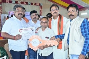 प्रधानमंत्री आवास योजना के 742 हितग्राहियो को सौंपा गया मकान की चाबी