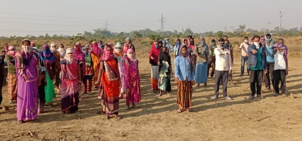 मनरेगा कार्यस्थल पर ले रहे शपथ दो गज दूरी मास्क है जरूरी