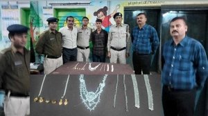 दिनदहाड़े लाखों की चोरी को अंजाम देने वाला पुलिस की गिरफ्त में ..