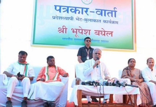 पत्रकारों को संबोधित करते हुए मुख्यमंत्री  भूपेश बघेल ने कहा कि वन संसाधन और वनाधिकार पट्टे दिए जा रहे, फलदार वृक्ष से पेड़ कटाई रुकेगी...