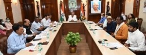 मुख्यमंत्री की अध्यक्षता में आयोजित बैठक में गौ-मूत्र खरीदी के संबंध में किया गया विचार-विमर्श