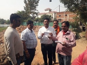 तालाब किनारे व नाली में डाल रहा था मलबा,निगम ने कार्रवाही के बाद लगाया 5 हज़ार का जुर्माना: