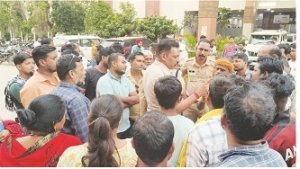 श्रीशंकराचार्य अस्पताल में मरीज की मौत पर परिजनों का हंगामा