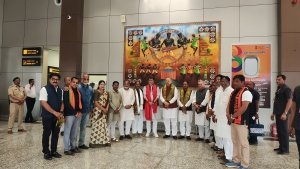 मुख्यमंत्री  और विधानसभा अध्यक्ष का एयरपोर्ट में किया गया आत्मीय स्वागत