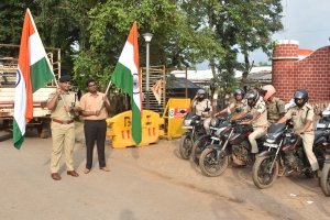 कलेक्टर एवं एसपी ने पुलिस अधिकारी और जवान के तिरंगा रैली को किया रवाना