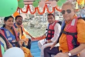 कलेक्टर डॉ. सिंह ने किया राजीव गांधी जलाशय का निरीक्षण ,नौका विहार का लिया आनंद