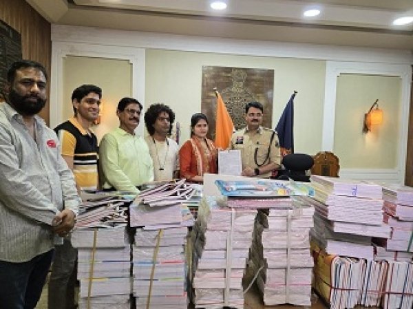 राखी के धागे के साथ ज्ञान का उपहार&mdash;बहनों के लिए कलेक्टर और ष्ठढ्ढत्र/स्स्क्क ने भेंट की अध्ययन सामग्री