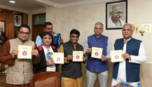 ​​​​​​​मुख्यमंत्री ने &lsquo;&lsquo;कहत कबीर&rsquo;&rsquo; पुस्तक का किया विमोचन