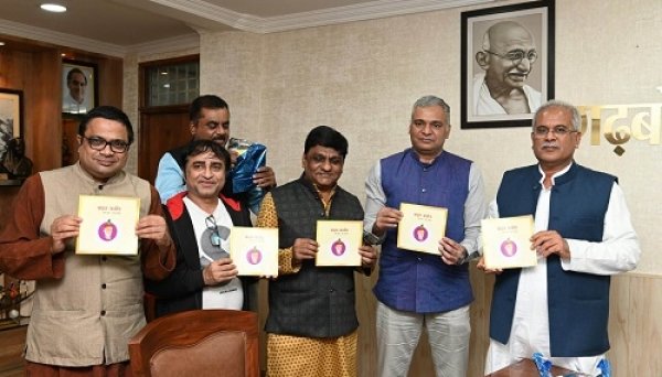 ​​​​​​​मुख्यमंत्री ने &lsquo;&lsquo;कहत कबीर&rsquo;&rsquo; पुस्तक का किया विमोचन
