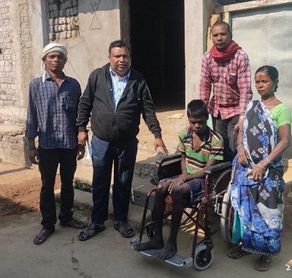 महासमुन्द : दिव्यांग संदीप को मिली व्हील चेयर