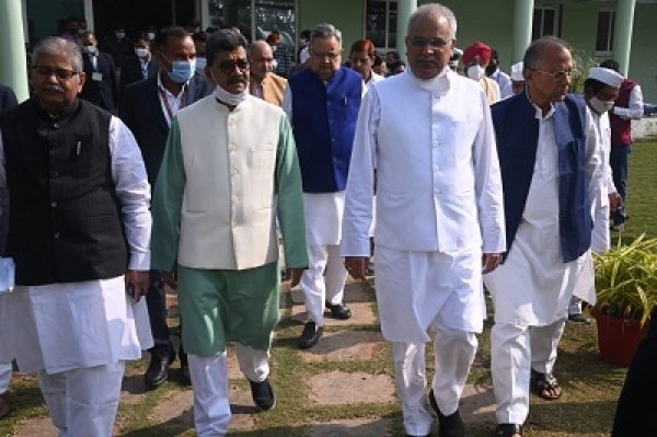 विधानसभा अध्यक्ष डॉ. चरणदास महंत की अध्यक्षता में आज यहां विधानसभा के समिति कक्ष में कार्य मंत्रणा समिति की बैठक आयोजित की गई...