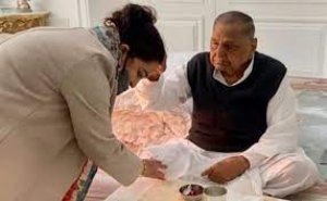 BJP में शामिल होने के बाद 'नेताजी से आशीर्वाद' लेने पहुंचीं अपर्णा यादव, पोस्ट की तस्वीर