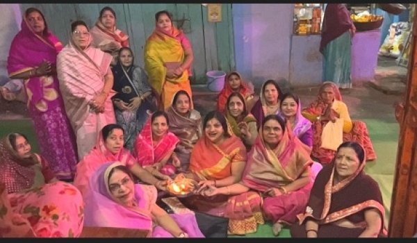 महिलाओं ने हनुमान चालीसा पाठ के साथ राम आएंगे तो अंगना सजायेंगे भजन गाये
