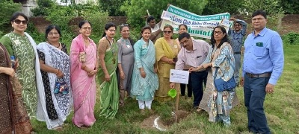 वृक्षारोपण  :लायंस क्लब भिलाई पिनाकल द्वारा हाईटेक हॉस्पिटल   में वृक्षारोपण