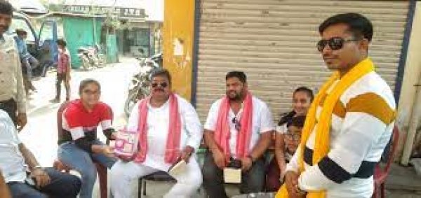 बच्चों ने गुल्लक में जमा राशि आगजनी से प्रभावित परिवार के बच्चों के लिए किया दान  जिला अध्यक्ष मुकेश चंद्राकर प्रभावित परिवारों से मिलने मौके पर पहुंचे
