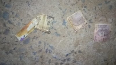 गली में बिखरे पड़े नोट, लोगो मे दहशत