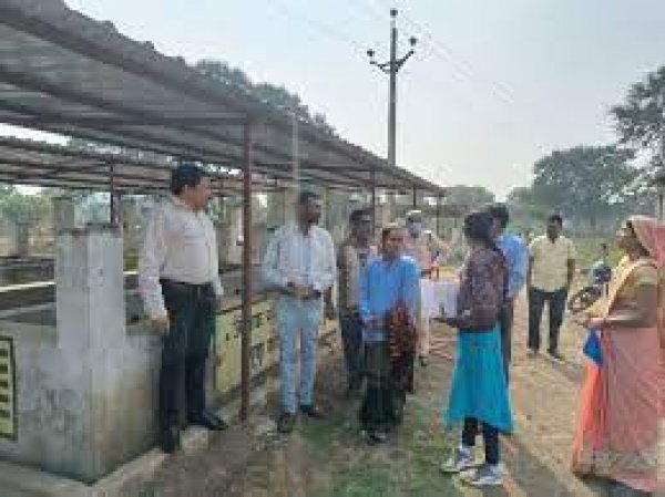 14 सचिव 4 ग्रामीण कृषि विस्तार अधिकारी सहित शाखा प्रबंधक को थमाया  नोटिस