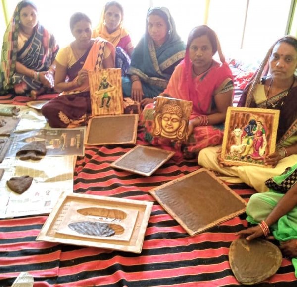 सफलता की कहानी : स्व सहायता समूह की महिलाएं बना रहीं गोबर से मूर्तियां