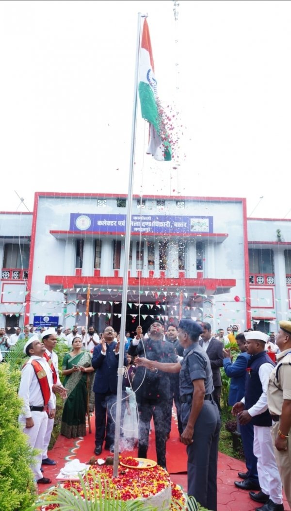 कलेक्टर हरिस एस. ने जिला कार्यालय में किया ध्वजारोहण