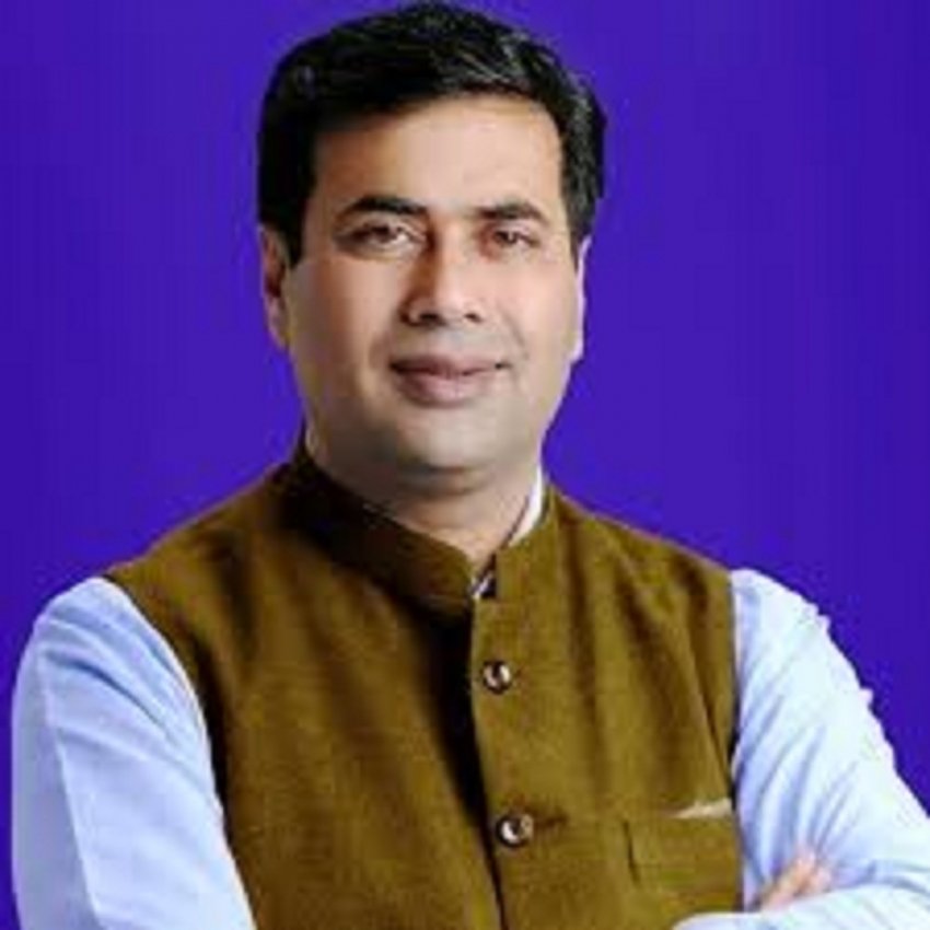 गाजर घांस निकाल कर की जा रही है शहर की सफाई  ,शहर की स्वच्छता और जनता की स्वास्थ्य के लिए सहयोग प्रदान करें-आयुक्त