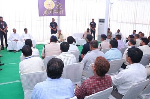 मुख्यमंत्री  भूपेश बघेल सूरजपुर में जिला स्तरीय अधिकारियों की बैठक ले रहे हैं...