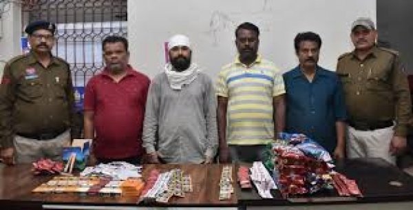 दुर्ग&ndash;भिलाई में &lsquo;गोगो पेपर&rsquo; और हुक्का नेटवर्क पर पुलिस का करारा प्रहार 35 टीमों की एकसाथ रेड, ₹2 लाख का नशीला सामान जब्त, 16 दुकानदारों पर कार्रवाई