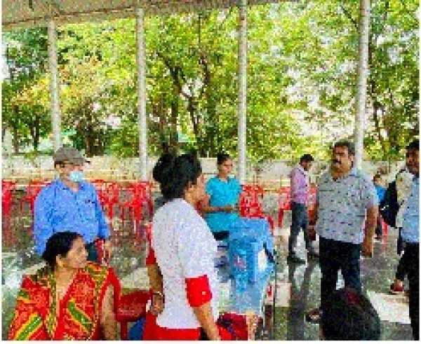 महापौर व आयुक्त ने वैक्सीनेशन सेंटर का लिया जायजा, स्वास्थ्य कर्मियों को अधिक टीकाकरण कराने पर दिया जोर