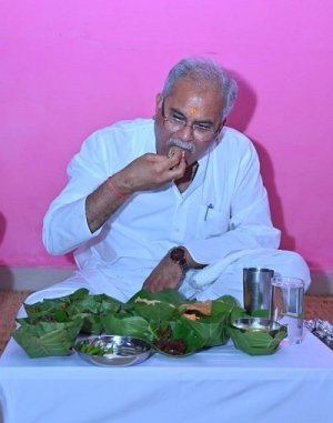 मुख्यमंत्री ने लिया चापड़ा चटनी का स्वाद