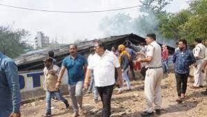 नेहरू नगर अंडर ब्रिज के शीट में लगी आग