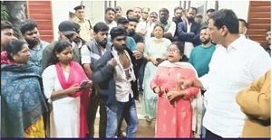 कांग्रेसी पार्षद और पोलिंग एजेंट के साथ चार लोगों ने की मारपीट ,कंाग्रेस प्रत्याशी देवेन्द्र पहुंचे कोतवाली, दोशियों के विरूद्ध की कार्यवाही की मांग