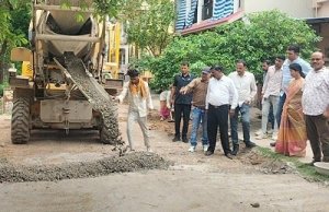 मेयर ने किया प्रभारी के साथ कैलाश नगर में सीसी सड़क निर्माण कार्य का निरीक्षण,दीए गुणवत्ता के निर्देश