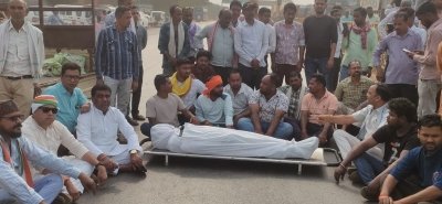 कांग्रेस जिलाध्यक्ष विपिन यादव के नेतृत्व में कर्मचारी की मौत पर मुआवज़े के लिए चक्काजाम, 28 लाख व पेंशन पर बनी सहमति