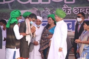 मुख्यमंत्री ने किसान सम्मेलन में किसानों को किया सम्मानित