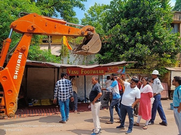 पटेल चौक से तहसील कार्यालय ,पुराना पुलिस थाना,हॉस्पिटल क्षेत्र तक सड़क किनारे निगम ने हटाया अतिक्रमण