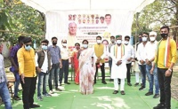 युवा कांग्रेस द्वारा आयोजित किया गया वैक्सीन लगाओ उपहार पाओ कार्यक्रम