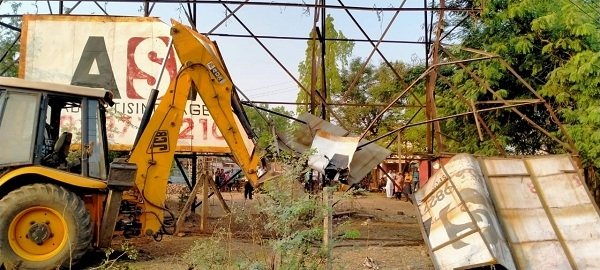 शहर से हटने लगे बेतरतीब होर्डिंग, 3 दिन तक लगातार चली कार्रवाई, होर्डिंग हटाने कई बार एजेंसियों को दिया जा चुका था नोटिस